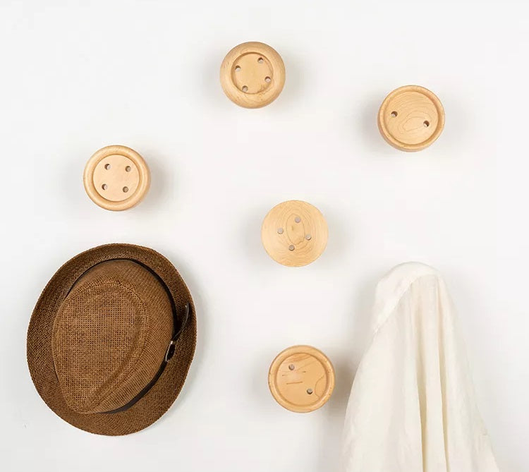 LÜNIC Garderobenhaken aus Holz im Knopf Design